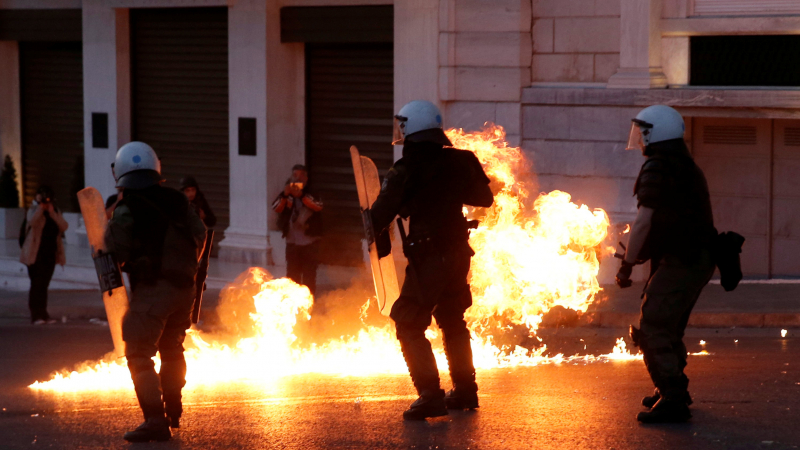 Центърът на Атина се нажежи! Полицията използва сълзотворен газ срещу демонстранти (СНИМКИ/ВИДЕО)