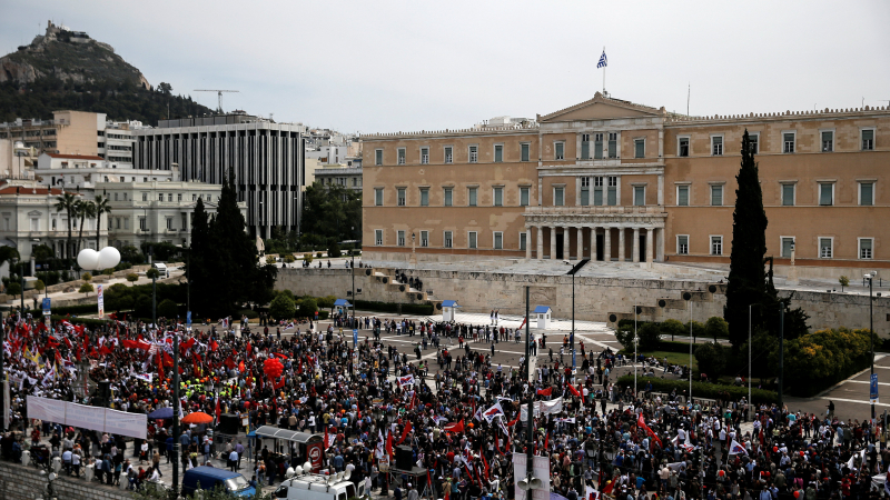 Почна се: Хиляди се стекоха пред парламента в Атина за най-инфарктното гласуване за Гърция (СНИМКИ/ВИДЕО)