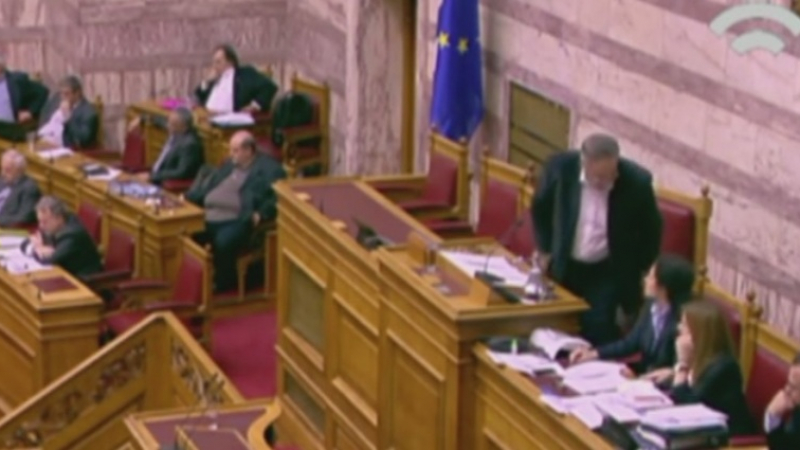 Напрежението от улицата се пренесе и в гръцкия парламент (ВИДЕО)