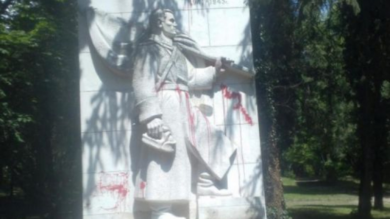 Вандалска проява! Заляха паметник на съветския воин с червена боя