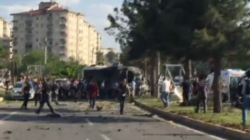 Експлозия разтърси центъра на Диарбекир  (ВИДЕО)