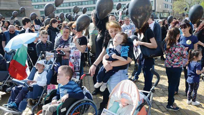 Соня Стойкова: Държавата нехае за децата с парализа