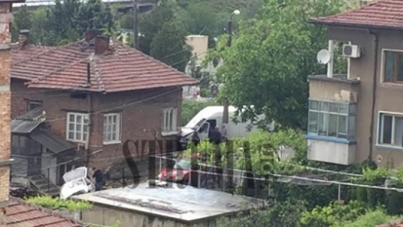 Бус се вряза в къща край гробището в Благоевград 