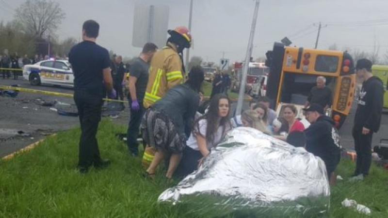 Ужас в Канада! Кола се заби в автобус и прати 45 деца в болница (СНИМКИ)
