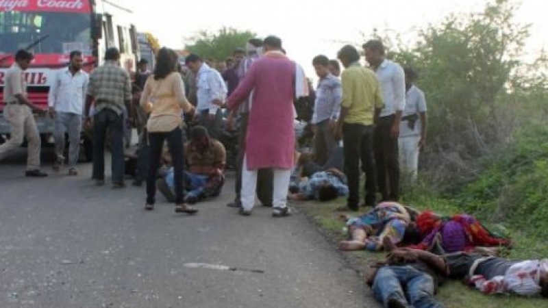 Страшна трагедия в Индия след автомеле между рикша и самосвал!