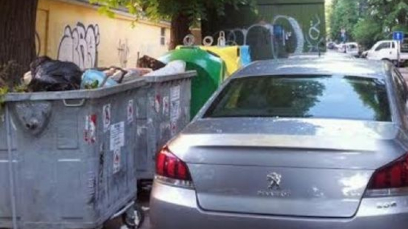 Улица на пъпа на Варна се зарина с боклук заради този тарикат (СНИМКА)  