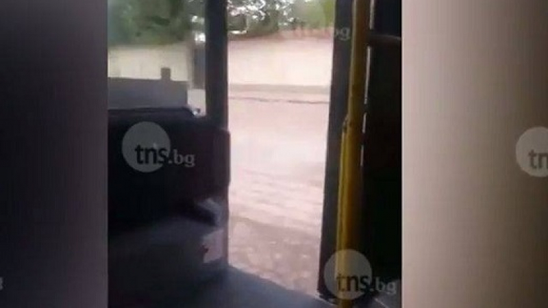 Бай Ганьо в рейса: Безплатен климатик в автобус - вратата зее отворена, вързана с въже (ВИДЕО)