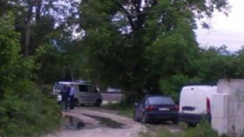 Полицаи в Пловдив разпитват в момента колегата си Венцислав за убийството на майка му и баща му 