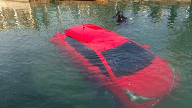 Уникално: GPS навигатор отведе жена директно на дъното на езеро (СНИМКИ/ВИДЕО)