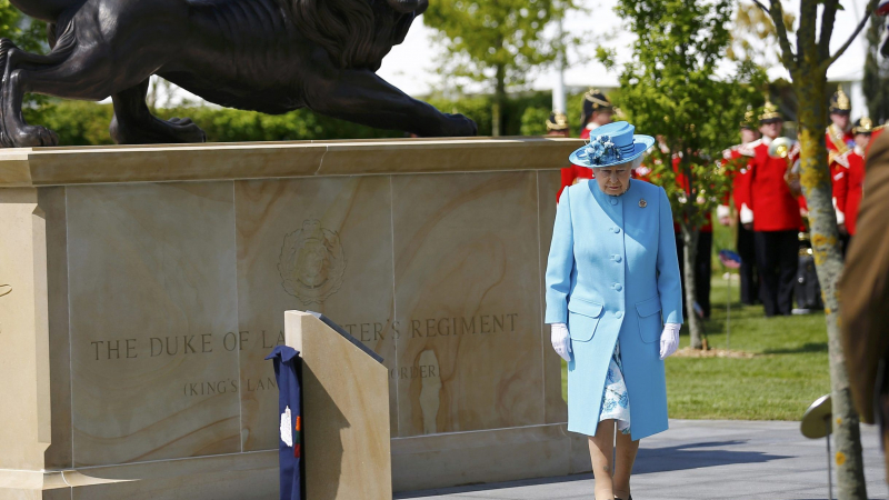 Английската кралица се разплака на публично място 