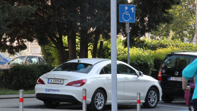 Абитуриентка паркира на място за инвалиди в Бургас (СНИМКА)