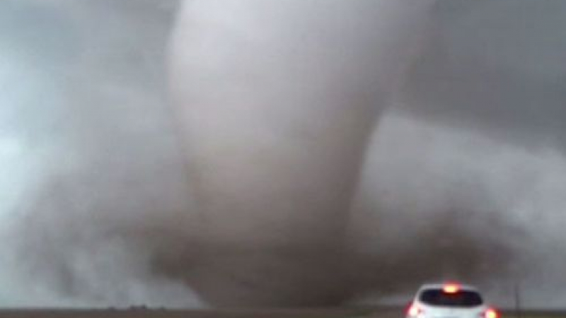 Огромно торнадо помита всичко по пътя си в Канзас (ВИДЕО)  