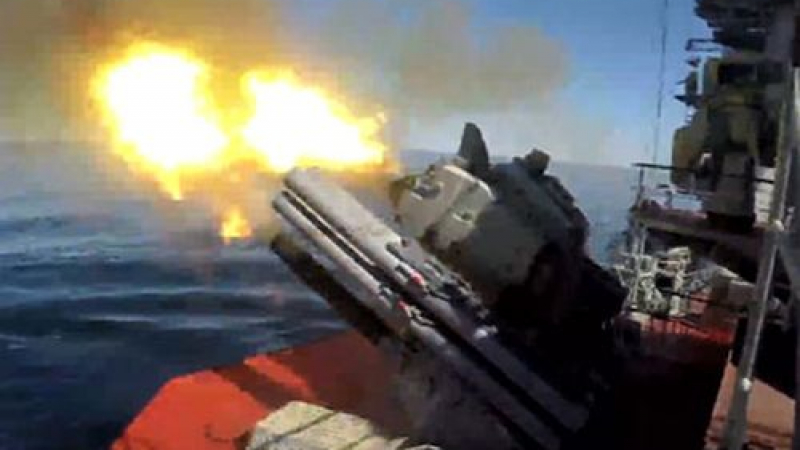 Мощният ракетен крайцер „Петър Велики” стреля със ЗРК в Баренцово море (ВИДЕО) 