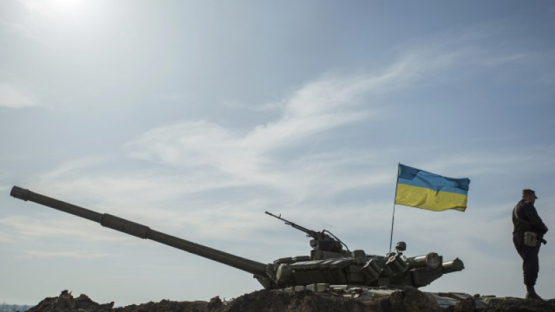 Украйна групира техника на границата с Крим