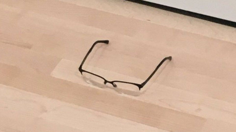 Тийнейджър постави очила на пода в арт галерия и ето какво се случи... (СНИМКИ)