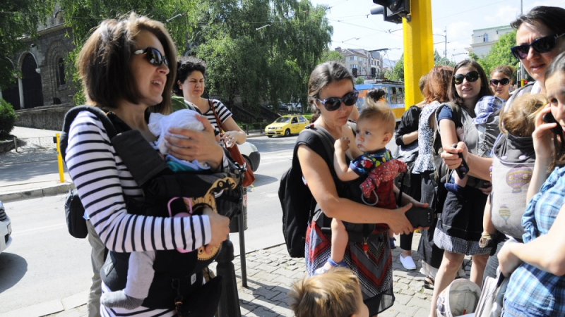 Майки с деца на бунт срещу Москов заради Фонда за лечение на деца в чужбина (СНИМКИ)