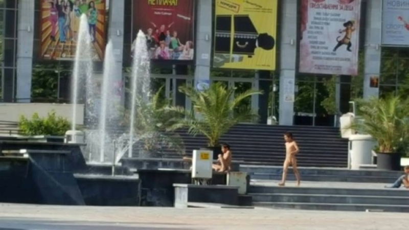СНИМКИ на голи ромчета, къпещи се във фонтаните в центъра на Пазарджик, втрещиха Фейсбук (18+)