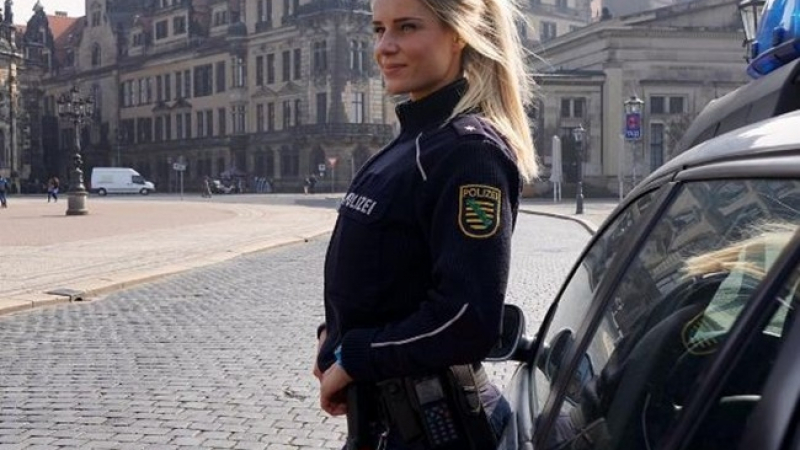 Секси полицайка от Германия нажежи мрежата (СНИМКИ 18+)