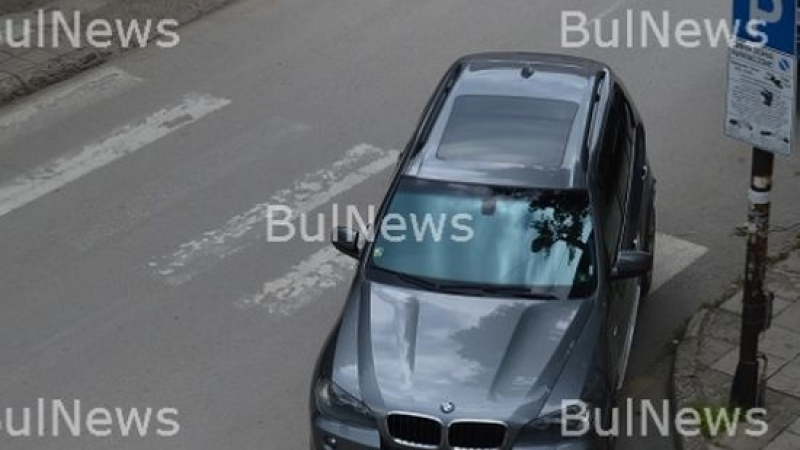 Наглец паркира тузарското си BMW на пешеходна пътека (СНИМКИ)