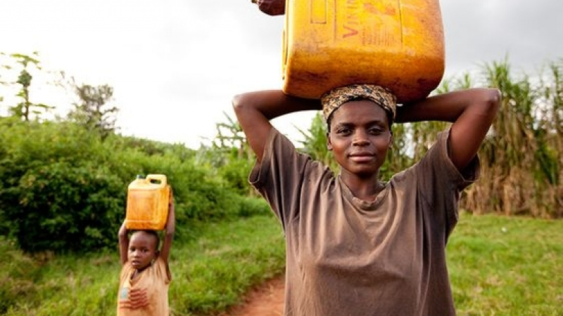 Над 17 милиона жени в Африка страдат от "водно робство"
