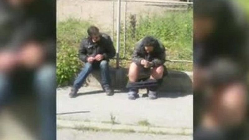 Какво правят тези мъже с изути гащи пред жилищен блок посред бял ден? (СНИМКИ)