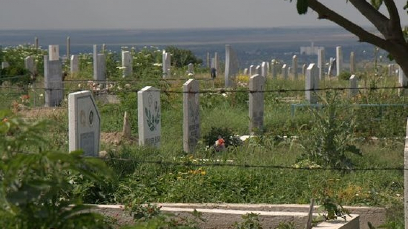 Грозен скандал! Шефът на гробището във Враца не разрешава да се погребе разложен труп