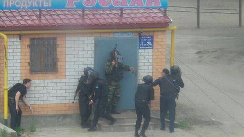 В Казахстан вече е страшно, бандитите държат цял град като заложници (СНИМКИ/ВИДЕО)