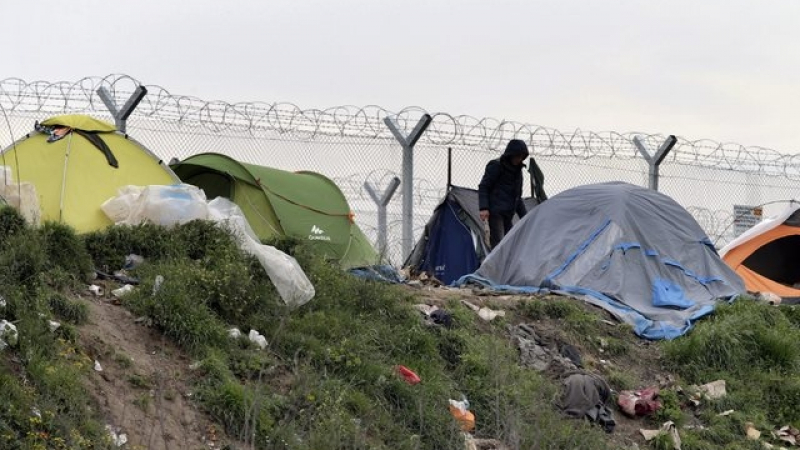 Мигранти запалиха огън в лагер на гръцки остров