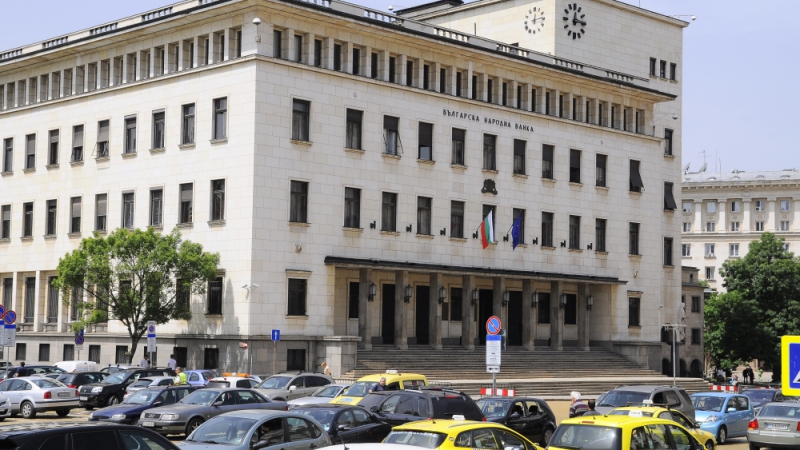 Криза: Малките депозити на българите продължават да се изпаряват