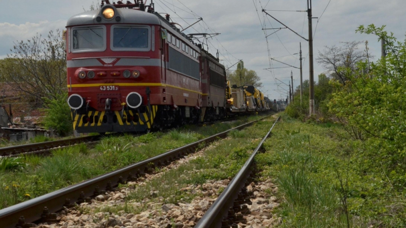Ужас! Влак блъсна човек край Дупница, спря се след 300 метра
