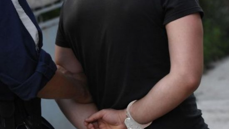 Арестите в Бургас продължават! Разбиха наркоквартира при зрелищна полицейска акция 