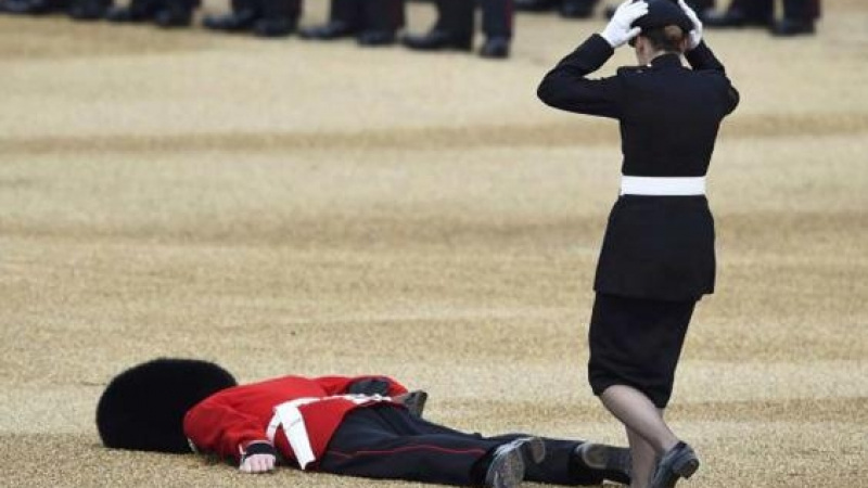 Гвардеец припадна под прозорците на Елизабет II навръх честванията (ВИДЕО)