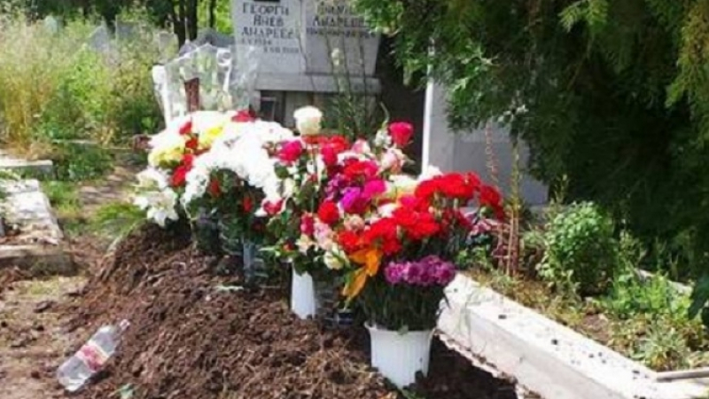 Извънредно от Бургас: Потресаващо! Поругаха гроба на убития охранител на Очите