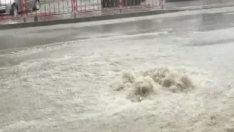 Порой и град удариха Велико Търново, улиците се превърнаха в реки (ВИДЕО)