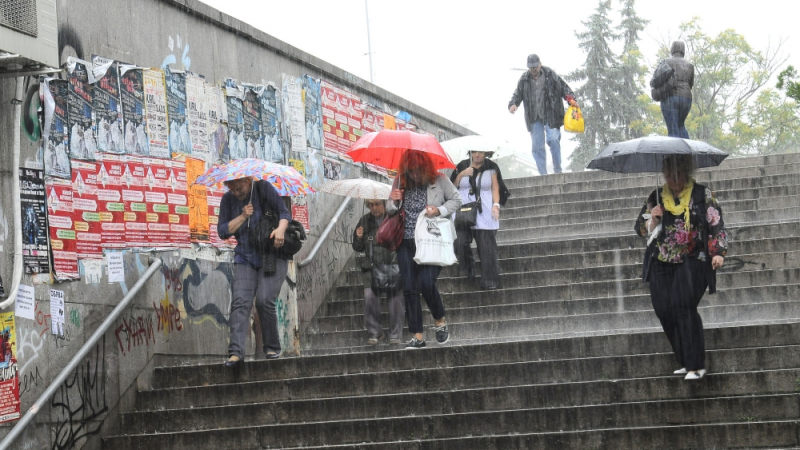Истински кошмар настъпи в София: Ураганен вятър и дъжд удариха столицата!