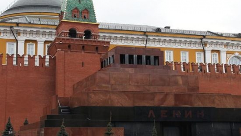 Московчанин с брадва атакува мавзолея на Ленин, искал да се разбере с Вожда   