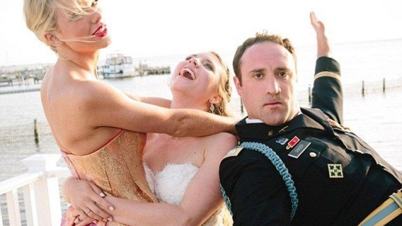 Вижте как Тейлър Суифт изненада неподозиращи младоженци на сватбата им (СНИМКИ/ВИДЕО)
