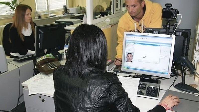 След нововъведение: Опашки за лични документи пред паспортното в „Слатина”	