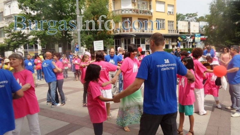 Вижте Танцa на семействата в Бургас – контра на гей парада в София (СНИМКИ)