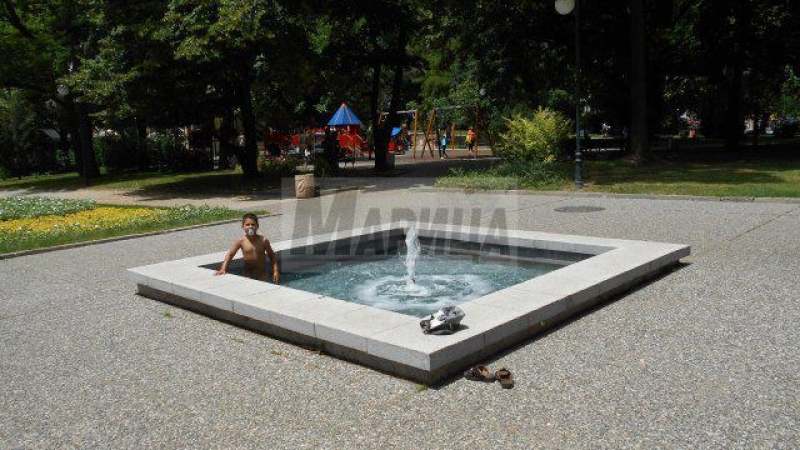 Ромче си направи баня в шадраван на пъпа на Пловдив (СНИМКИ)