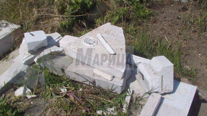 Скандално: Ромски коне и деца съсипват българско гробище (СНИМКИ)