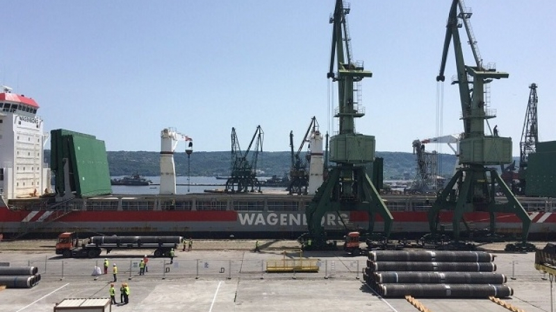 “Южен поток” се раздвижи, разтоварват тръби на Пристанище Варна