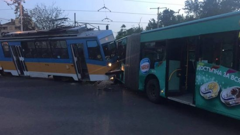 Трима в болница след удара на автобус с трамвай, сред пострадалите има дете  