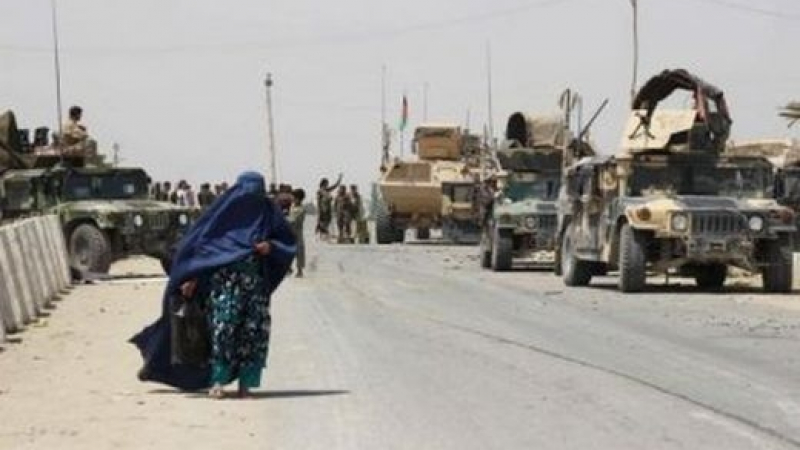 Талибани отвлекли близо 100 пътници
