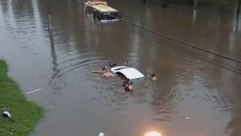 Воден ад в Русия! Порои потопиха под вода коли и автобуси (ВИДЕО)