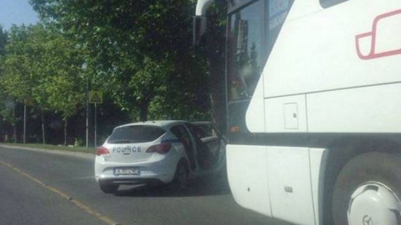 Полиция спря междуградски автобус, изкараха пътник с белезници