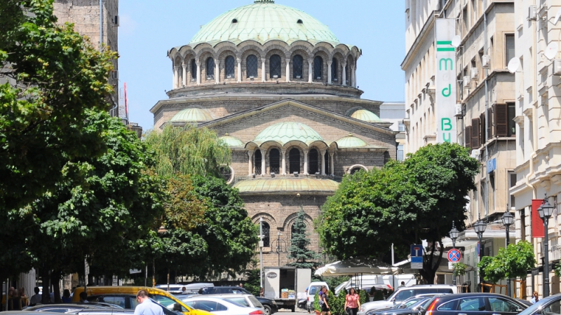Шок! Гол мъж вилня в църквата "Света Неделя" в София и ужаси вярващите 