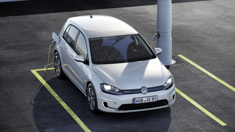 Volkswagen e-Golf зарежда само в контакта