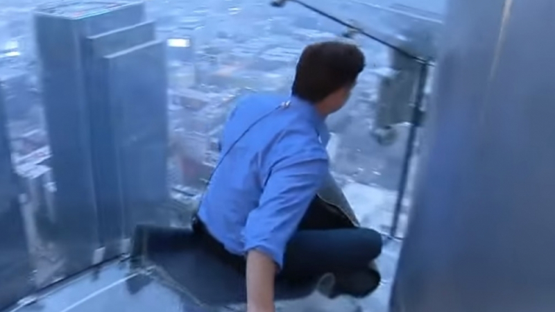 Ще се спускат с килимче от покрива на небостъргач (ВИДЕО)