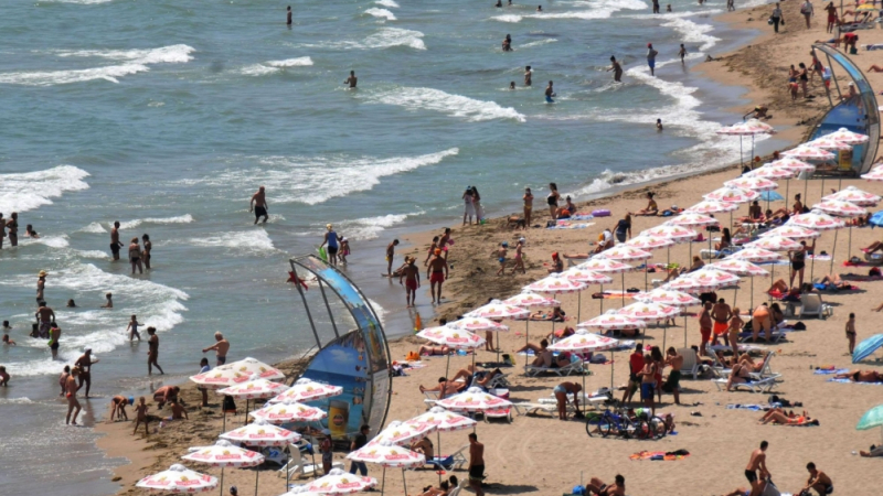 Удар на данъчните: Прибраха оборота на най-голямото заведение на плажа в Бургас